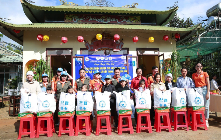 Ông Nguyễn Quang Minh – Chủ tịch Hội Chữ thập đỏ tỉnh Lâm Đồng, Nhà tài trợ Kim Cương bà Trần Ánh Hoa và ban tổ chức tặng quà cho các em học sinh.
			
				
					
						
					
					
						Ông Nguyễn Quang Minh - Chủ tịch Hội Chữ thập đỏ tỉnh Lâm Đồng trao thư cảm ơn nhà tài trợ chương trình.
					
				
			
			Ông Nguyễn Quang Minh - Chủ tịch Hội Chữ thập đỏ tỉnh Lâm Đồng trao thư cảm ơn nhà tài trợ chương trình.