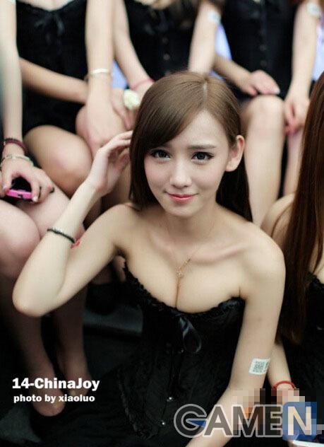 Bỏng mắt với 3 v&ograve;ng gợi cảm của &ldquo;c&ocirc; em sinh đ&ocirc;i&rdquo; với Elly Trần