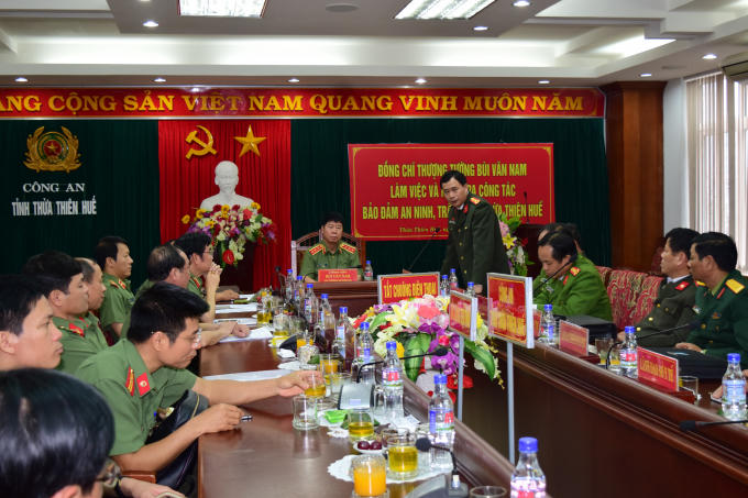 Đại tá Lê Quốc Hùng - UVTV Tỉnh ủy, GĐ Công an tỉnh TT. Huế báo cáo phương án, kế hoạch đảm bảo ANTT Hội nghị Apec và chuyến thăm của Vua, Hoàng hậu Nhật Bản cho đoàn công tác của Bộ Công an.