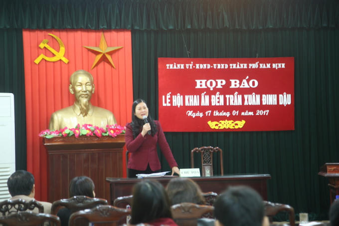 Bà Phạm Thị Oanh, Phó chủ tịch UBND TP Nam Định, Trưởng BTC lễ hội đền Trần năm 2017 phát biểu tại buổi họp báo.