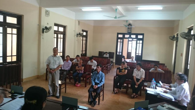 Ông Ngô Thanh Kỳ - Giám đốc Cty Cờ Đỏ (ngoài cùng bên trái, đại diện cho bị đơn) tại phiên tòa xét xử sơ thẩm lần 2.