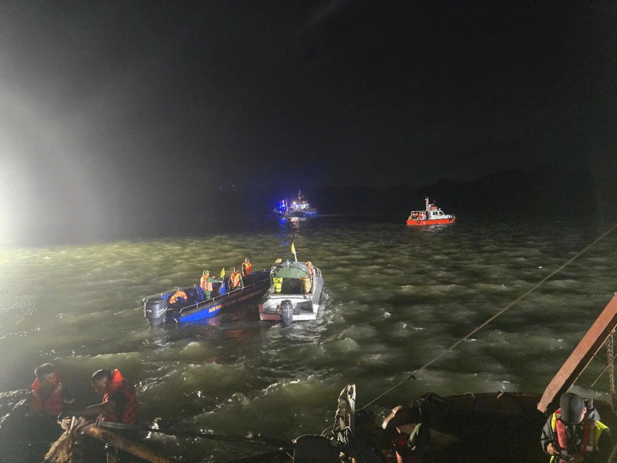 Công tác cứu hộ đang được các lực lượng chức năng tiến hành khẩn trương.