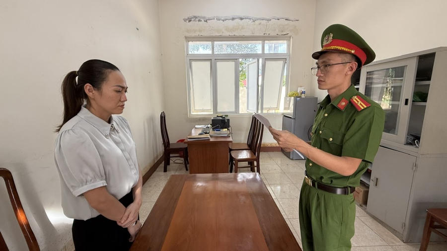 Công an đọc lệnh khởi tố bị can Chi