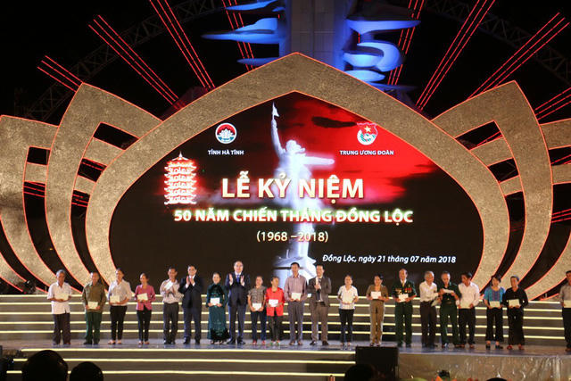 Trưởng ban Tổ chức Trung ương Phạm Minh Chính, Bí thư Thành ủy Thành phố Hồ Chí Minh Nguyễn Thiện Nhân và Chủ tịch UBND tỉnh Hà Tĩnh Đặng Quốc Khánh trao 18 sổ tiết kiệm cho thân nhân 10 nữ liệt sỹ, các Anh hùng, thân nhân các Anh hùng chiến đấu tại Ngã ba Đồng Lộc.