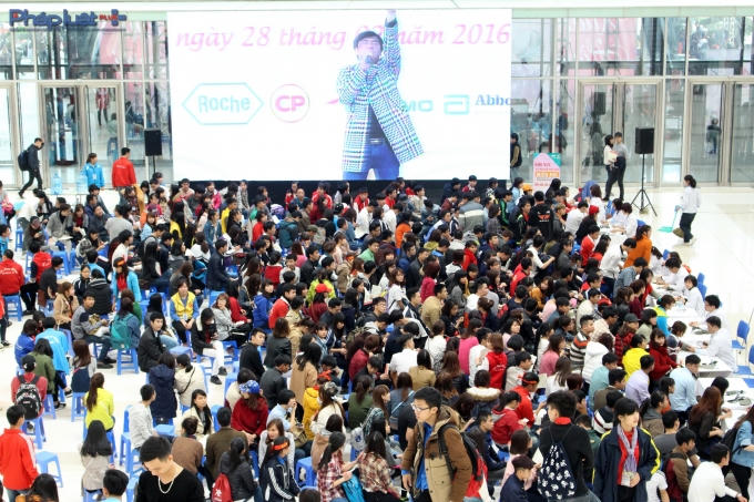 Đến 19h nhưng vẫn rất đông người chờ đến lượt hiến máu.