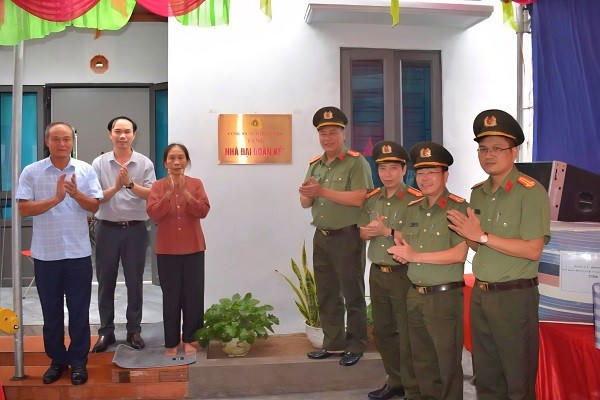 Đại tá Vũ Mạnh Hà – Phó Giám đốc Công an tỉnh cùng đại diện Lãnh đạo các đơn vị thuộc Công an tỉnh, Lãnh đạo Chính quyền, địa phương và đại diện Gia đình rút băng khánh thành.