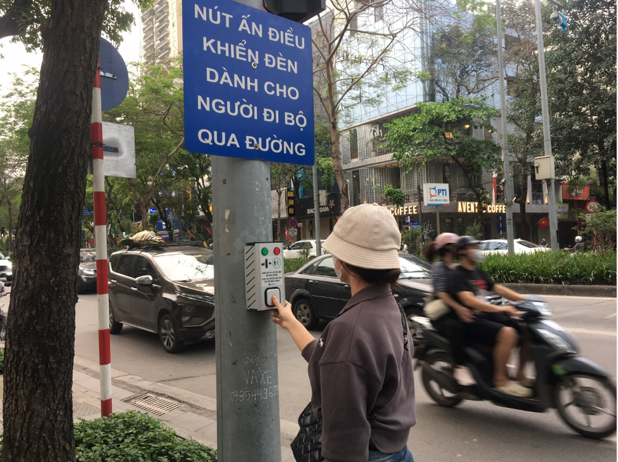 Nút bấm được nắp đặt trên cột đèn tín hiệu, khi muốn qua đường, người đi bộ thực hiện thao tác bấm. Nhiều người tỏ ra lạ lẫm khi sử dụng nút ấn điều khiển đèn qua đường