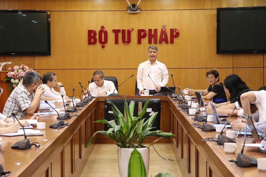 Thứ trưởng Bộ Tư pháp Nguyễn Thanh Tú phát biểu kết luận cuộc họp.