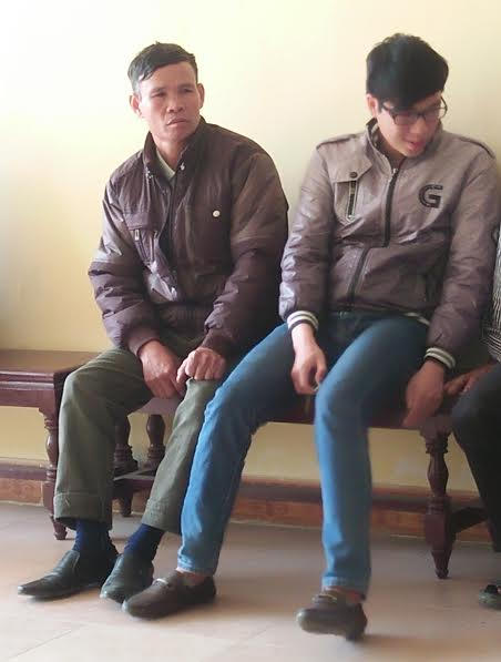 Bị cáo Khả (trái) thẫn thờ trong lúc HĐXX nghị án.