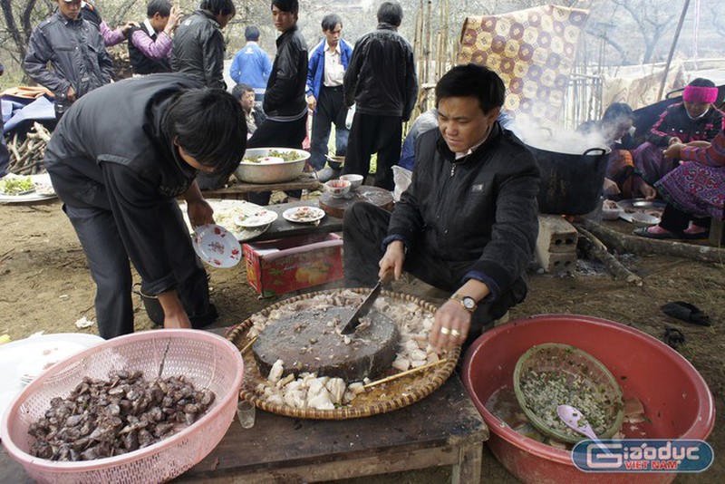 Nhiều gia đình trong bản cùng chung nhau làm thịt một con lợn to để ăn Tết (Ảnh: Báo Giáo dục Việt Nam).  