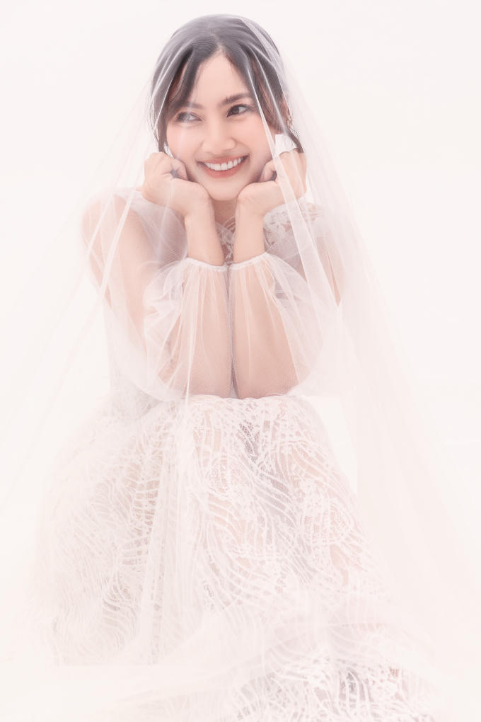 &nbsp;Năm qua c&ocirc; th&agrave;nh c&ocirc;ng khi x&acirc;y dựng h&igrave;nh ảnh gia đ&igrave;nh hạnh ph&uacute;c. C&ocirc; c&oacute; kh&aacute; nhiều hợp đồng quảng c&aacute;o v&agrave; tậu được căn nh&agrave; ri&ecirc;ng.&nbsp;