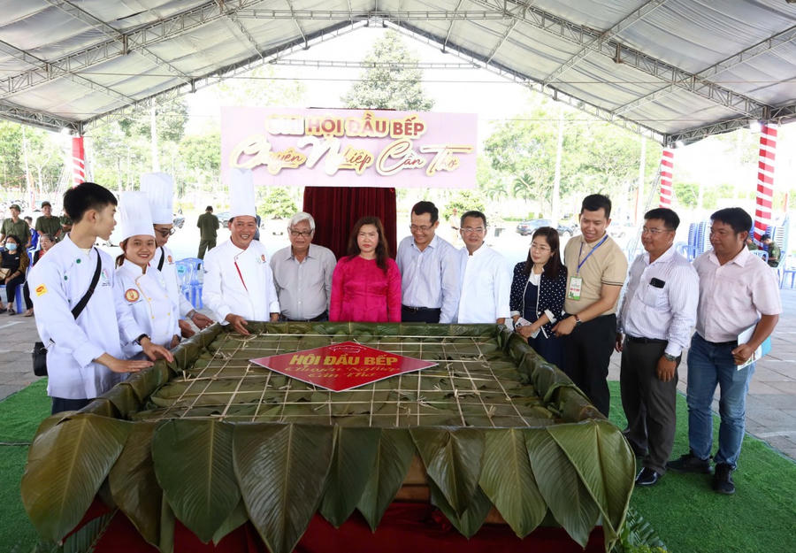 Bánh chưng có kích thước 1,9x1,9m, chiều cao khoảng 0,8m và trọng lượng lên đến khoảng 1,6 tấn