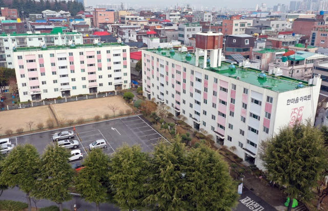 Khu dân cư ở Daegu bị cách ly theo nhóm (Ảnh: Yonhap)