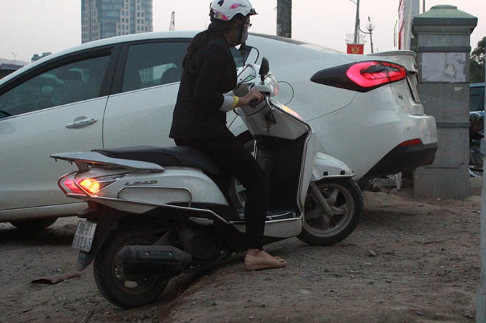 Việc đường bị thu hẹp xuống khiến việc lưu thông của ôtô, xe máy gặp rất nhiều khó khăn.