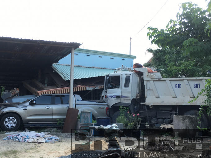 Chiếc xe ben lao vào nhà dân