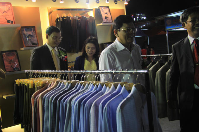 Lãnh đạo thành phố tham quan Hội chợ Xuân 2017. (Ảnh: Vân Trương).