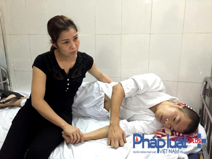 Đại diện bệnh viện Quân y 103 cho biết, tình trạng sức khỏe của anh Tiến (người được cho là bị nhân viên nhà xe Hải Vân đánh) hiện đang rất nguy kịch.