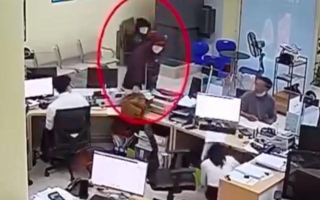 Video cận cảnh 2 đối tượng dùng súng cướp ngân hàng, đâm bảo vệ tử vong