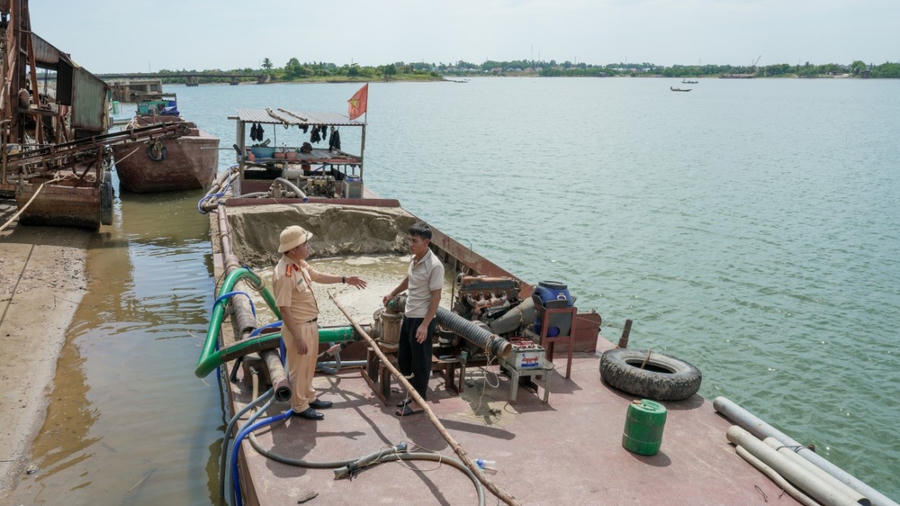 Chú trọng công tác tuyên truyền, vận động người dân chấp hành nghiêm pháp luật.