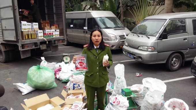 Hàng trăm gói bột ngọt giả bị CQCSĐT bắt giữ.