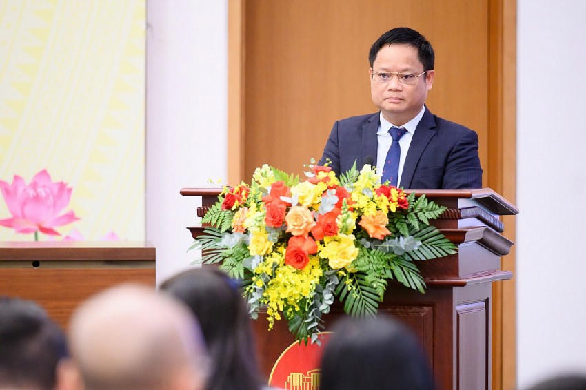 Phó Chủ nhiệm Văn phòng Quốc hội Vũ Minh Tuấn thông tin tại Họp báo. Ảnh: quochoi.vn