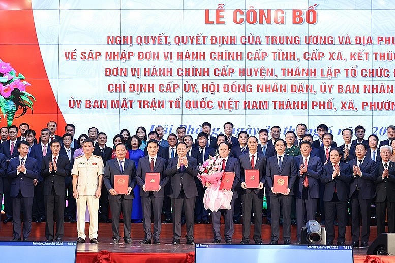 Thủ tướng trao quyết định cho các đồng chí lãnh đạo TP Hải Phòng.