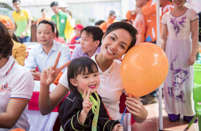 Hoa hậu H'hen Niê trao trường mầm non tại tỉnh Lạng Sơn