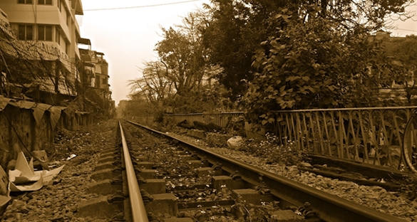 Đường tàu hun hút.