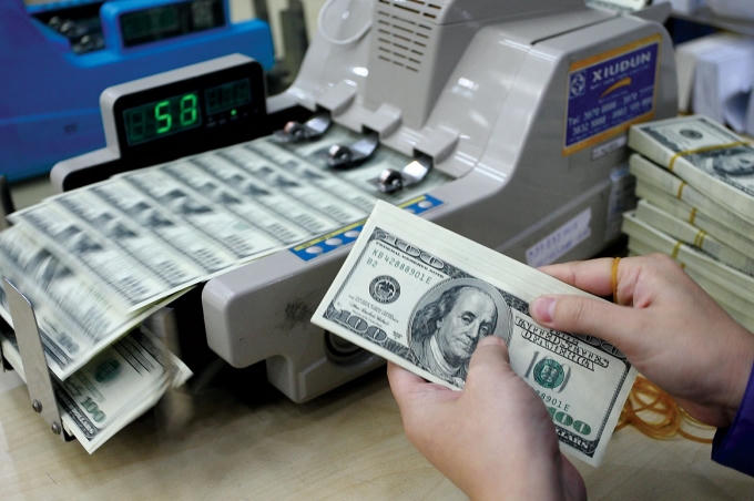 Vàng loạn, chứng khoán sôi sục: Yên tâm ôm USD?