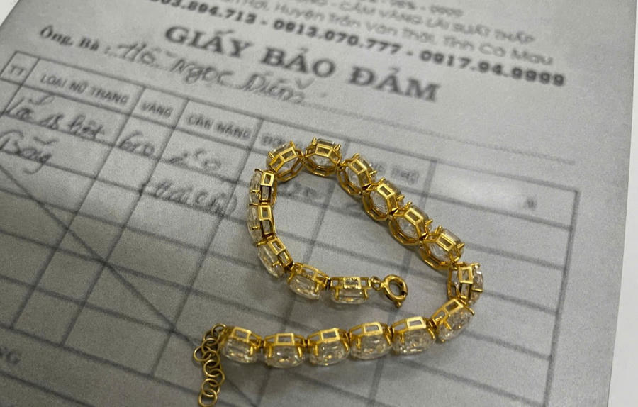 Ông Nguyễn Phi Long (thứ 2 từ trái sang) trao trả tấm lắc vàng 18K, trọng lượng 2 chỉ vàng cho ông Nguyễn Văn Tùng (ngụ tại xã Trần Hợi, huyện Trần Văn Thời, tỉnh Cà Mau) bị đánh rơi tại Bệnh viện Medic Cà Mau, thành phố Cà Mau.