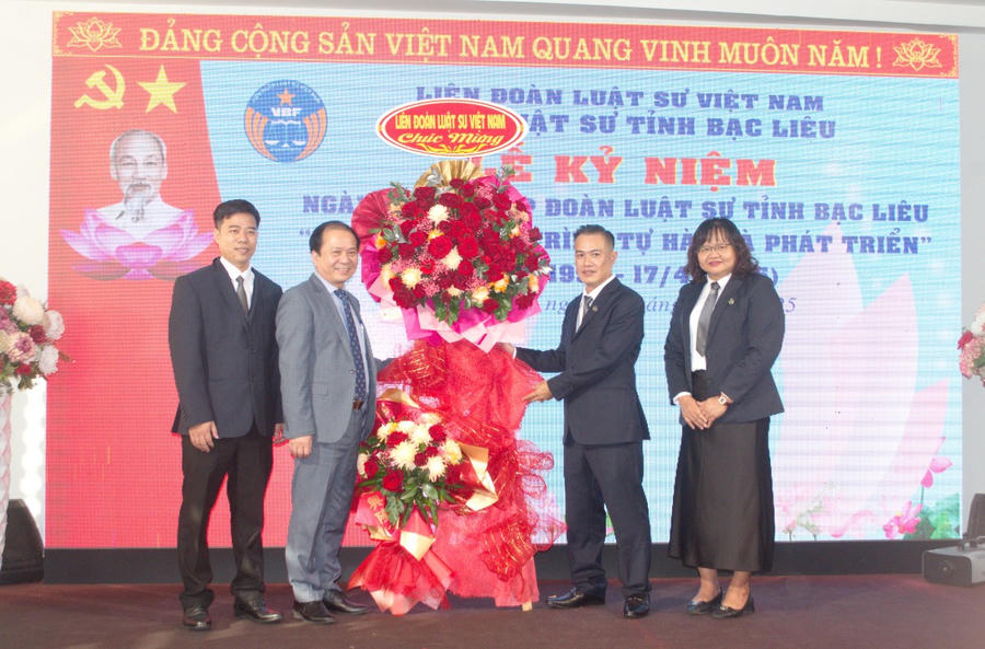 Luật sư, Tiến sĩ Đào Ngọc Chuyền - Phó Chủ tịch Liên Đoàn Luật sư Việt Nam, Chủ nhiệm Đoàn Luật sư thành phố Hà Nội (bên trái), tặng hoa chúc mừng Đoàn Luật sư Bạc Liêu.