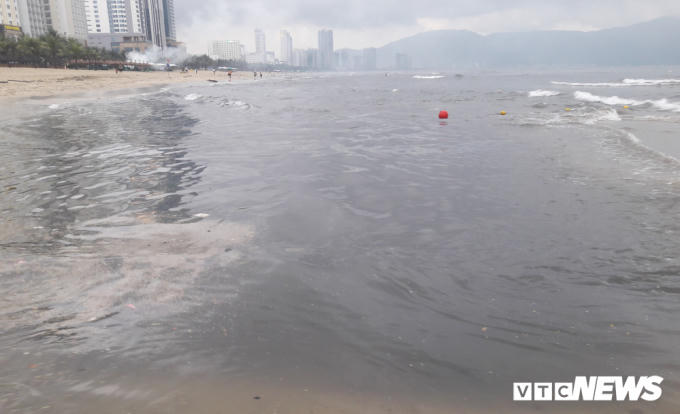 Hơn 1km bở biển Mỹ Khê bị nước thải đen ngòm bủa vây.