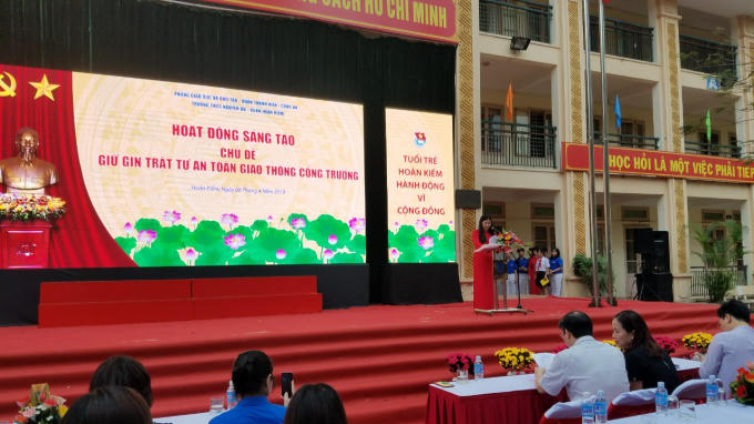 Bà Nguyễn Thu Hương - Bí thư chi bộ, Hiệu trưởng trường THCS Nguyễn Du phát biểu khai mạc chương trình