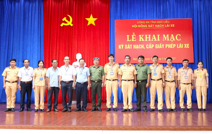 Các đại biểu chụp ảnh lưu niệm.