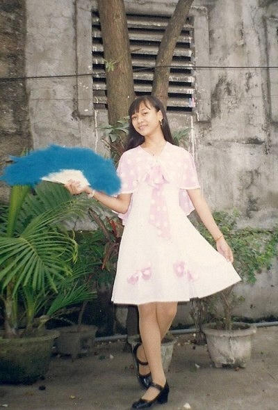 Mỹ Tâm trong chiếc váy khá điệu đà, lúc này trông cô đã ra dáng 1 thiếu nữ.