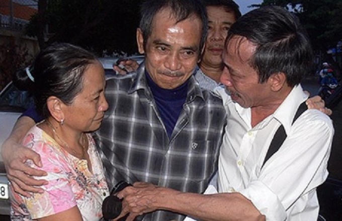 Ông Huỳnh Văn Nén (giữa) chính thức được minh oan sau hơn 17 năm ngồi tù oan. Ảnh: VTC.VN