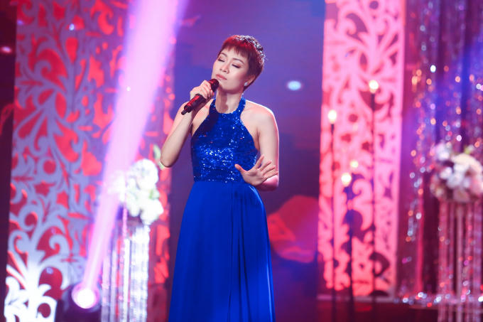 Mây Trắng “tròn xoe mắt” trước chàng trai lãng mạn tặng 99 đoá hồng vào ngày Valentine