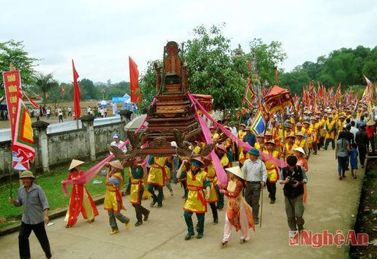 Lễ rước trong Lễ hội Đền Bạch Mã. Ảnh; Huy Thư.