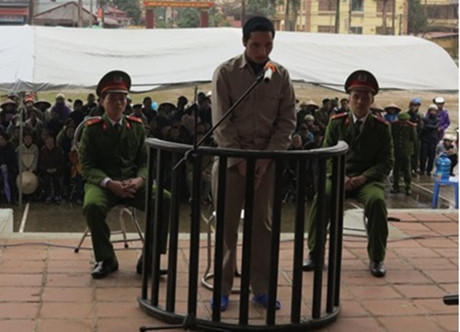 Bị cáo Nguyễn Văn Nghĩa trước vành móng ngựa.