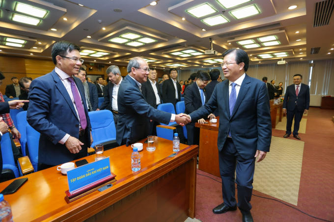 Phó Thủ tướng Trịnh Đình Dũng thăm hỏi, chúc mừng lãnh đạo, cán bộ PVN. (Ảnh: PetroTimes)