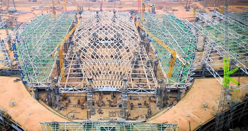 Đầu tháng 4/2025, liên danh nhà thầu đã hoàn tất nâng hệ kết cấu mái thép trung tâm nhà ga nặng hơn 5.300 tấn, lắp từ 256 điểm kết nối theo tiêu chuẩn châu Âu.