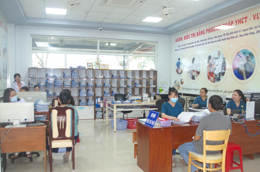 Bác sỹ, kỹ thuật viên hướng dẫn bệnh nhân đăng ký điều trị.