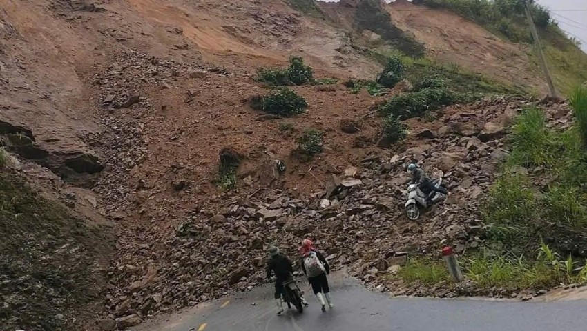 Khối lượng đất đá sạt trượt gây ách tắc giao thông tại Km28+500, ĐT.177 (Bắc Quang - Xín Mần).