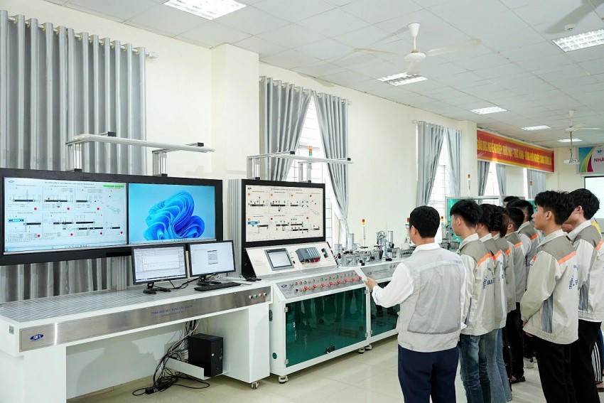 Sinh viên học và thực hành mô phỏng giả lập nhà máy sản xuất thông minh 4.0