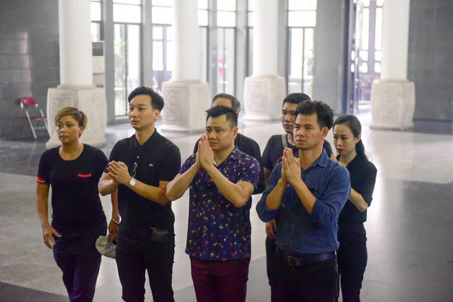 Đ&ocirc;ng đảo nghệ sĩ kh&oacute;c thương đạo diễn Phạm Đ&ocirc;ng Hồng.