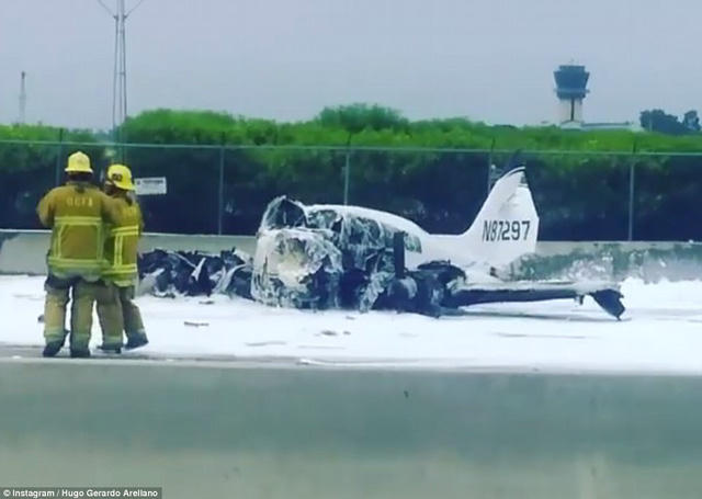 Theo ông Ian Gregor, người phát ngôn của Cơ quan Hàng không Liên bang (FAA), ngay sau khi máy bay Cessna 310 cất cánh từ sân bay John Wayne gần đó, phi công đã thông báo tín hiệu khẩn cấp và cố gắng tìm cách đưa máy bay trở lại đường băng. (Ảnh: Instagram)