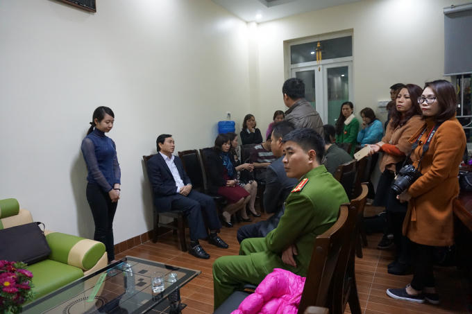 Cơ quan chức năng làm việc lấy lời khai về sự việc. Ảnh: VT