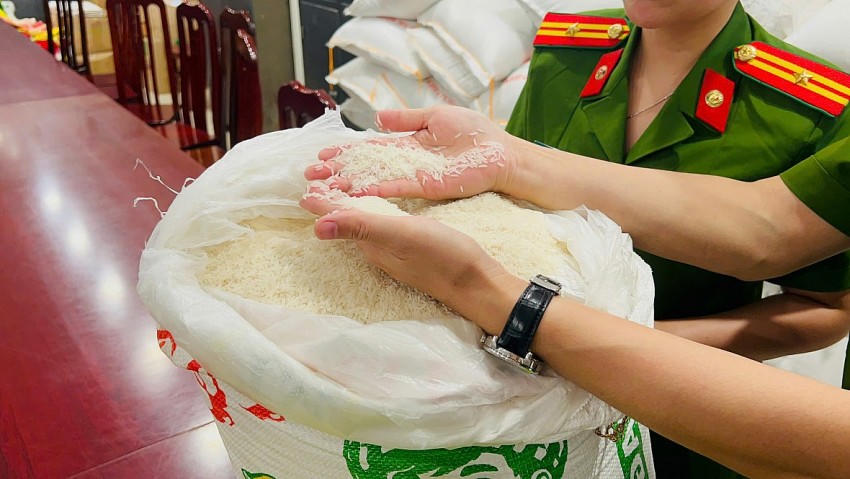 Tính đến ngày bị bắt, tổng lượng Gạo ST 25 Lúa - Tôm nhãn hiệu Gạo Ông Cua giả do Phạm Thị Ánh Tuyết, Nguyễn Thị Bình đã bán ra thị trường là 17,3 tấn.