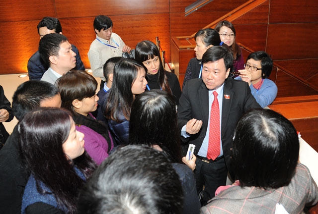 Gặp gỡ, trao đổi với đại biểu dự đại hội.