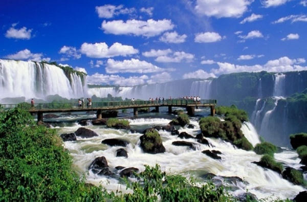 Thác Iguazu là một trong những thác nước thiên nhiên hùng vĩ, cao ngoạn mục, được nhiều du khách đến thăm nhất Nam Mỹ. Ảnh: internet.